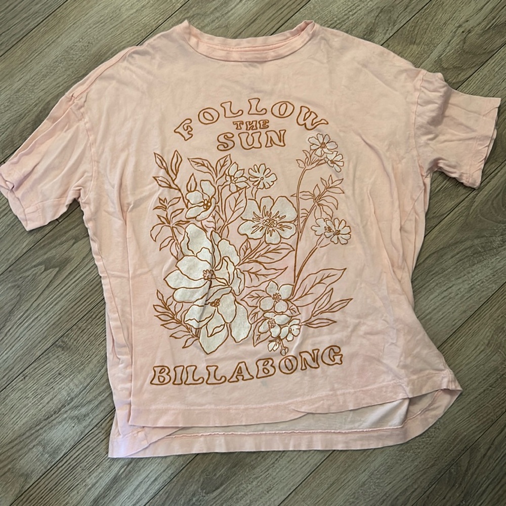light pink floral billabong graphic tee, size xs